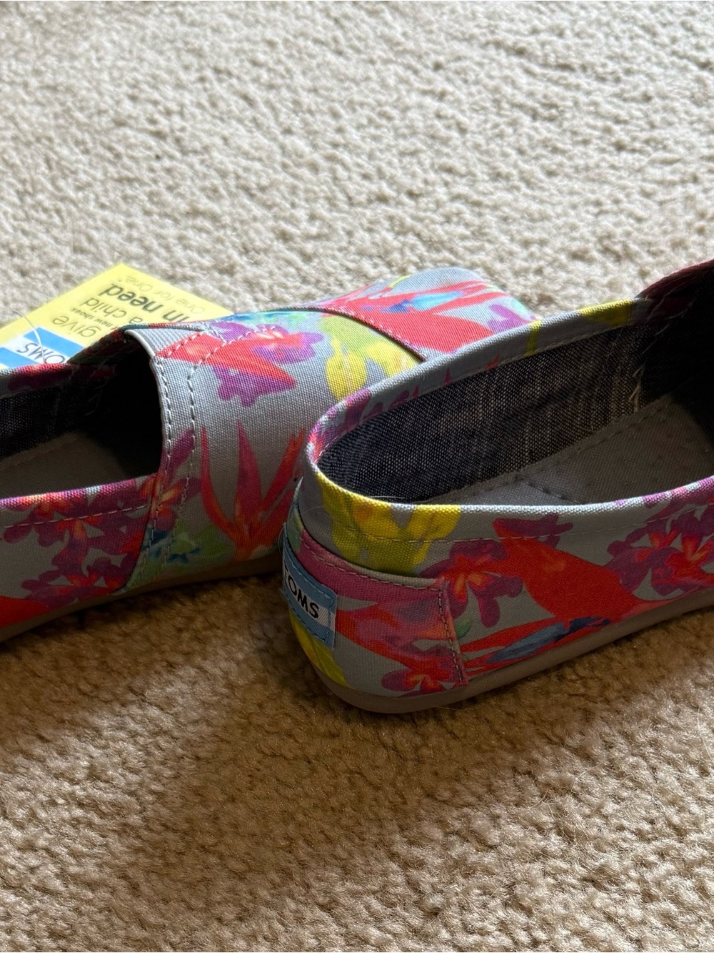 TOMS Women’s ‘Grey Birds of Paradise’ Canvas Slip-On - Picture 7 of 10
